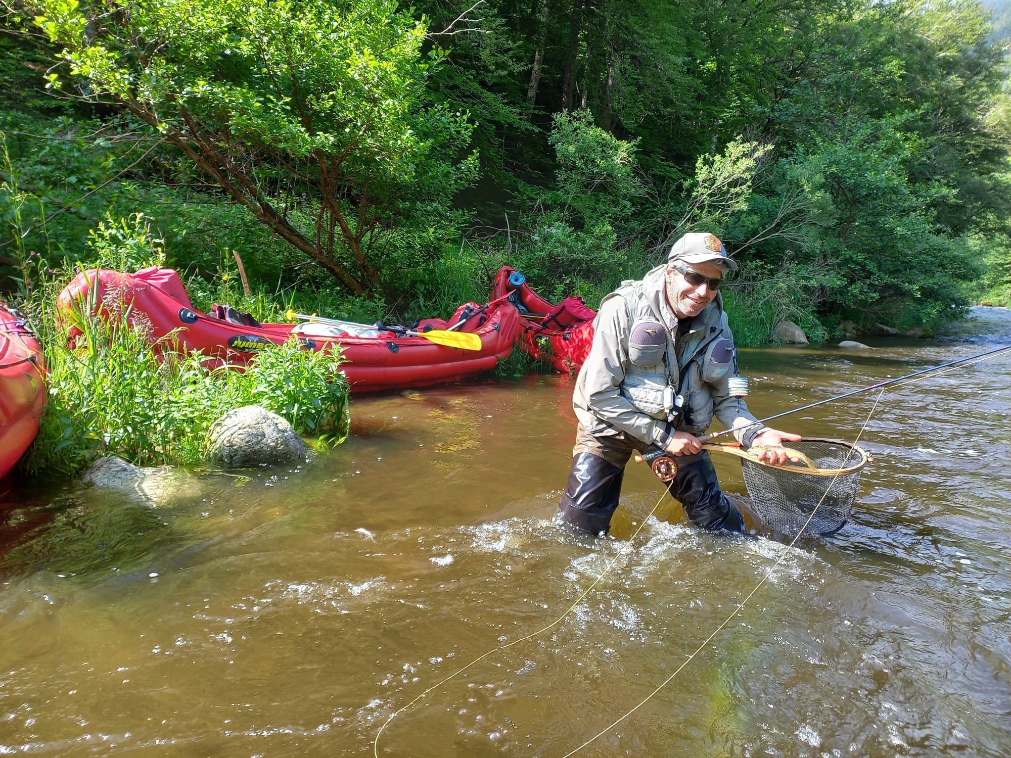 sejour de pêche en canoë avec steeve colin guide de pêche en auvergne