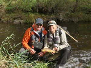 Truite fario avec des pêcheurs à la mouche et un guide de pêche